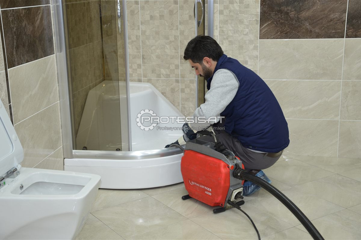 Zeytinburnu banyoda kırmızı spiral makine ile boru tıkanıklığı temizleniyor