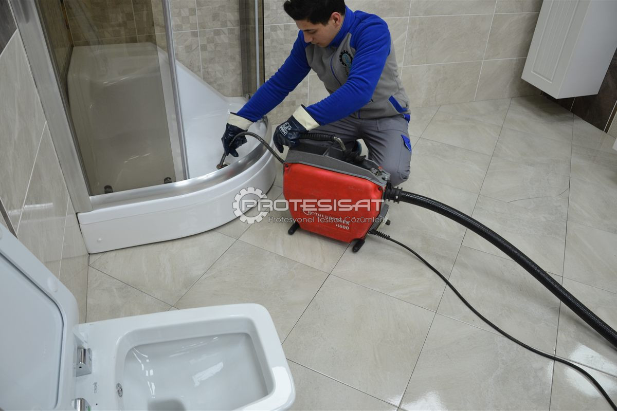 Bağcılar banyoda kırmızı spiral makine ile tuvalet gider tıkanıklığı açılıyor