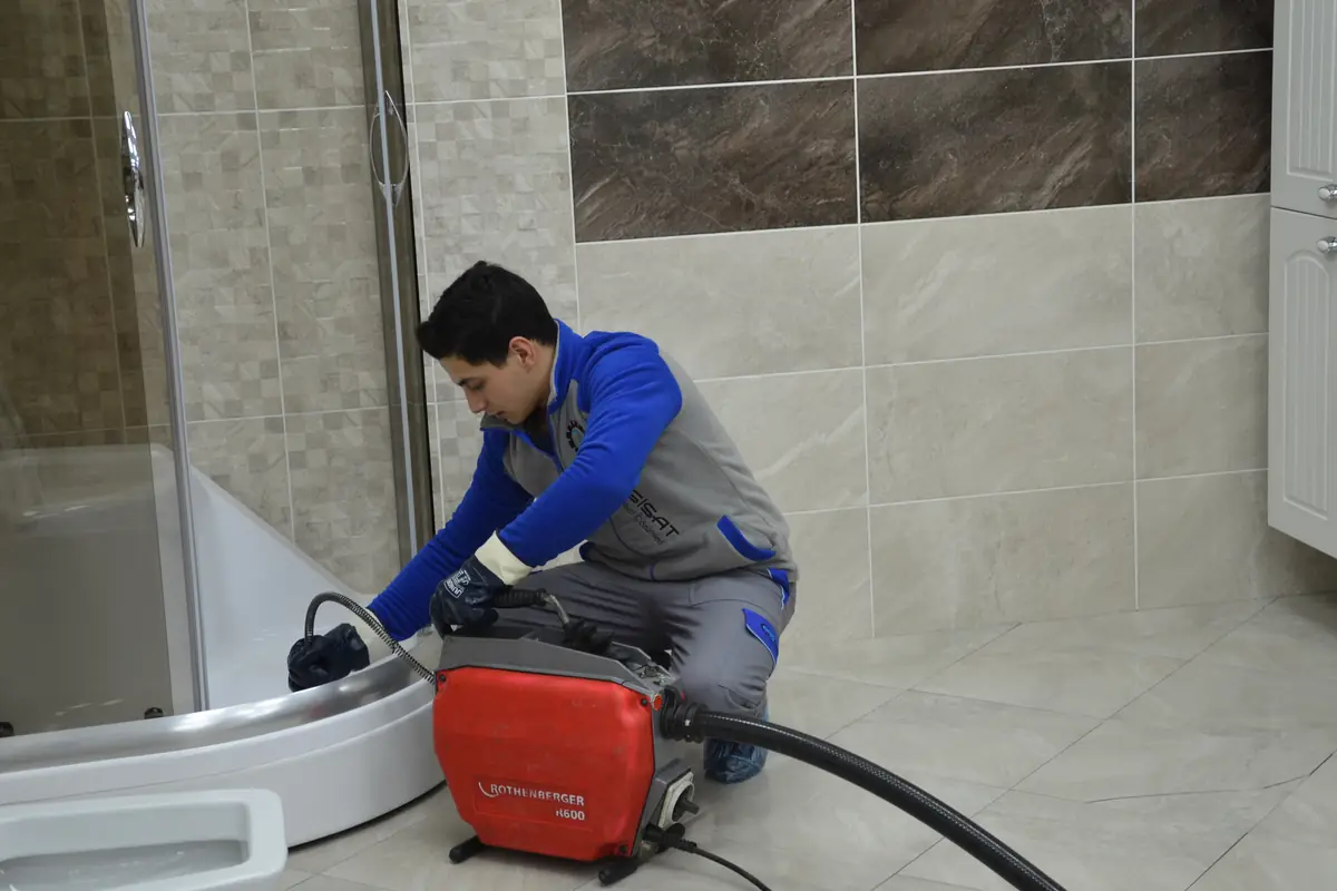 Küçükçekmece’de cihazla gider tıkanıklığı açan tesisat ekibi
